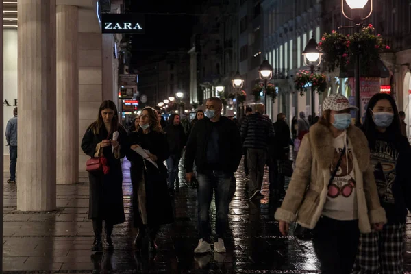 BELGRAD, SERBIA - NOVEMBER 3, 2021: Coronavirus Covid 19 krizinde yüz maskesi koruyucu ekipman takmış bir aile, baba, anne ve kızları seçici bulanıklık