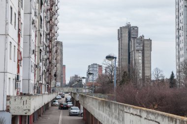 BELGRAD, SERBIA - 5 Şubat 2022: Novi Beograd 'daki 61. Blok' un yüksek binaları, gaddar tarzlı geleneksel bir komünist yerleşim yeri topluluğu