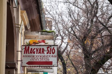 SUBOTICA, SERBIA - 20 Kasım 2020: Szabadka 'daki Macar Szo Gazetesi logosu. Macar Szo, Macar azınlık Voyvodina için Macarca yazılmış bir Sırp gazetesi.