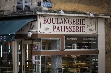 BERGERAC, FRANCE - 21 Şubat 2022: Bir Boulangerie Pastanesi 'nin ön dükkânı, tipik bir Fransız pastanesi ve pastanesi, ekmek ve hamur işleri satan bir Fransız gastronomisi ve yiyecek sembolü