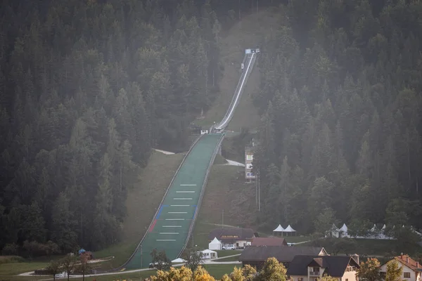 LJUBNO, SLOVENIA - 14 Eylül 2021: Yazın Ljubno ob Savinji 'de kayakla atlama tepesinde seçici bulanıklık. Bir kayak atlama tesisi, bir yamaç, atlama yarışmalarında kullanılıyor..