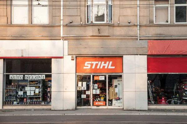 BELGRAD, SERBIA - 13 Şubat 2022: Stihl logosu üzerindeki seçici bulanıklık perakendecilerinden birinin önünde. Stihl, elektrikli testere ve el teçhizatı üzerine uzmanlaşmış bir Alman alet üreticisi.