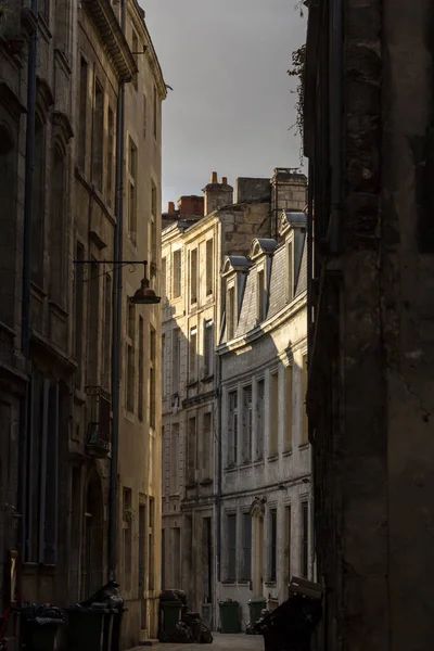 Фасад Средневековых Зданий Темной Улице Узкой Центре Города Бордо Франция — стоковое фото