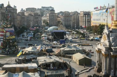 KIEV, UKRAINE - 5 AĞUSTOS 2014: 2014 Euromaidan ayaklanmasının kaldırılmasından önceki barikatlarının son günlerinde Meydan Meydanı Panoraması