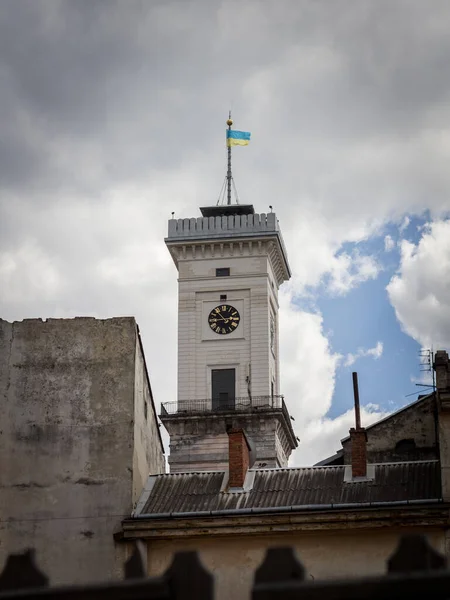 Bandeira Ucraniana Topo Torre Relógio Prefeitura Lviv Ucrânia Com Fundo — Fotografia de Stock