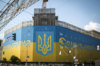 KYIV, UKRAINE - 4 AĞUSTOS 2014: Ukrayna renkleri ve Edinaya Strana Edinaya Krayina 'yı temsil eden mızrak kaplamalı dev bayrak, tek ulus, toprak bütünlüğüne atıfta bulunuyor