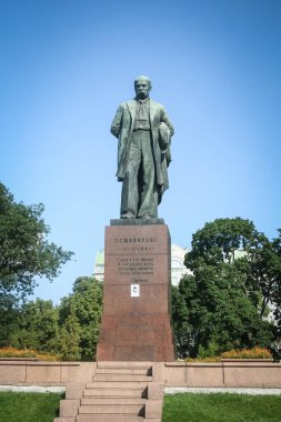 KYIV, UKRAINE - 5 Ağustos 2014: Kyiv meydanında Taras Shevchenko Anıtı. Taras Kobzar Shevchenko, 19. yüzyıldan Ukraynalı bir halk figürü, şair, yazar ve politikacı..