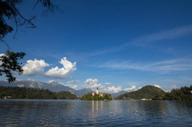 Blejsko ostrvo 'da seçici bulanıklık, ya da Bled Gölü' ndeki Blejsko Jezero adasında, Maria Kilisesi 'nin varsayımıyla, ya da cerkev marijinega vnebovzetja. Slovenya 'nın Katolik kilisesi ve anıtı.