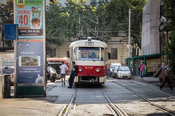 Kiew Ukraine August 2015 Die Straßenbahn Tatra Wartet Auf Ihrer — Stockfoto
