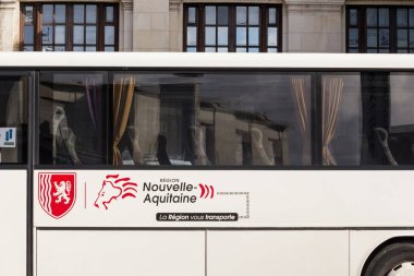 BORDEAUX, FRANCE - 24 Şubat 2022: Bordeaux 'daki şehirlerarası bir otobüste Nouvelle Aquitaine Bölgesi logosu. Nouvelle Aquitaine, Fransa 'nın güneybatısında yer alan bir şehirdir..