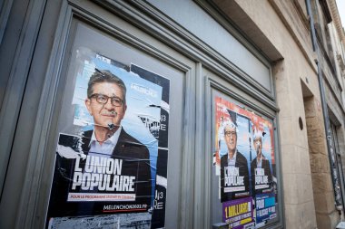 BORDEAUX, FRANCE - 19 Şubat 2022: Fransa 2022 başkanlık seçimleri için Bordeaux 'da Jean Luc Melenchon' un yırtık posterleri. Melenchon, La France Insoumise adlı sol partinin lideri.