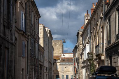 Fransa 'nın güneybatısındaki Bordeaux' nun tarihi merkezinde, tipik bir Fransız şehir caddesinde Eppes Bordelaises adı verilen tipik Bordeaux binalarında seçici bulanıklığı