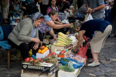 LVIV, UKRAINE - 13 AĞUSTOS 2014: Lviv pazarında bir kadın grubu, yaşlı yaşlı kadınlar grubu, babusha, gıda, meyve ve sebze gibi temel ürünler satan grup (Rinok)