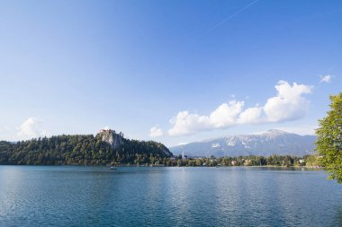 Bled Gölü 'nün Panorama' sı Blejsko Jezero, şatosu Blejski Hrad ve Saint Martin kilisesi, ya da güneşli bir öğleden sonra Cerkev Svetog Martina. Bled Castle Slovenya 'nın büyük bir anıtı
