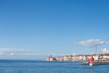 Slovenya 'nın Piran kentindeki Panorama' da, önünde Adriyatik denizi, önünde mavi su ve gökyüzü, güneşli bir yaz öğleden sonrasında bir rıhtım ve rıhtımda. Piran ya da Pirano, Pakistan 'da Adriyatik Denizi' nde yer alan bir şehirdir.