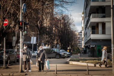 BELGRAD, 29 HAZİRAN 2022: Yaşlı yaşlı erkek ve kadın, çift, yüz maskesi takıyor, Belgrad 'da Coronavirus covid 19 sağlık krizi sırasında bir alışveriş çantası ve alışveriş arabasıyla uyanıyor