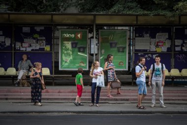 CHISINAU, MOLDOVA - 11 Ağustos 2015: Bir toplu taşıma merkezi olan Moldova 'nın başkenti Chisinau' nun otobüs durağında otobüs ve troleybüs bekleyen yolcular grubu