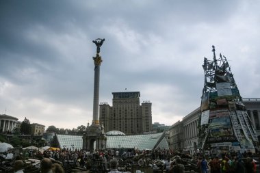 KYIV, UKRAINE - 9 AĞUSTOS 2014: Euromaidan Devrim Barikatları, Maidan Meydanı 'ndaki devrim ve bağımsızlık anıtı protestoları sırasında Ukrayna Oteli önünde barikat kurdu