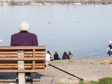 BELGRAD, SERBIA - 27 HAZİRAN 2017: Belgrad 'ın bir banliyösü olan Zemun' daki Tuna Nehri 'ne bakan yaşlı kadınlar, büyükanne, Sırp, bankta oturan yaşlı kadınlar