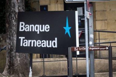 BERGERAC, FRANCE - 21 Şubat 2022: Bergerac 'taki ajansın tarneaud banka logosu üzerindeki seçici bulanıklık. Credit du Nord, Fransa 'nın güneybatısında yer alan bir bankadır.