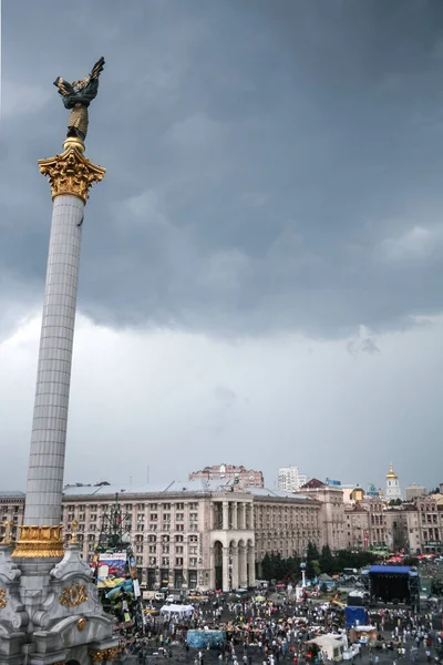 KYIV, UKRAINE - 9 AĞUSTOS 2014: Meydan Meydanı 'ndaki devrim protestoları sırasında Euromaidan Devrim Anıtı' nın önündeki barikat