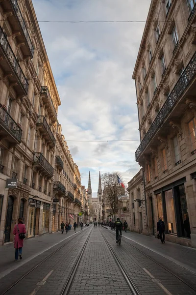 BORDEAUX, FRANCE - 24 Şubat 2022 Bordeaux Katedrali (Cathedrale Saint Andre) şehrin tarihi ortaçağ bölgesinde, Vital Carles Caddesi 'nden görüldü. Katedral şehrin en büyük sembolüdür.