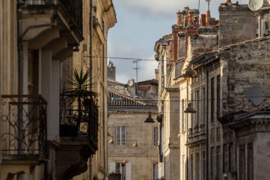 Fransa 'nın Bordeaux şehrinin göbeğindeki karanlık bir sokakta ortaçağ binaları. Bu binalar tipik Güneybatı Fransız mimarisidir.