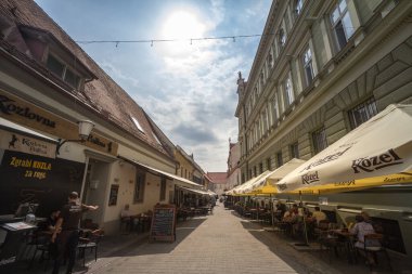 MARIBOR, SLOVENIA - 16 SEPTEMBER 2021: Kalabalık restoranlar, kafeler, barlar ve yemek tesislerinin önünden geçen insanlarla Postna Ulica Caddesi. Styrmia şehrinin merkezinin bir caddesi.