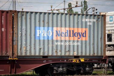 LJUBLJANA, SLOVENIA - 16 Haziran 2021: Yük trenindeki bir konteynırda P & O Nedlloyd logosu. P & O Nedlloyd, Anglo Hollandalı bir konteyner taşımacılık ve kargo taşımacılığı şirketiydi.