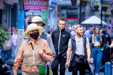BELGRAD, SERBIA - 28 Şubat 2022: Coronavirus Covid 19 krizi sırasında maske takan yaşlı bir kadın hakkında seçici bulanıklık