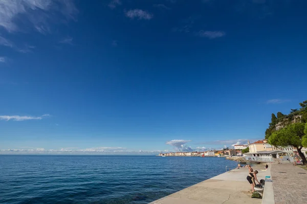 Piran Slovenië September 2021 Mensen Zwemkleding Loungen Een Kronen Strand — Stockfoto