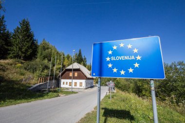 PODKOREN, SLOVENIA - EPTEMBER 13, 2021: Slovenya 'nın Schengen bölgesindeki Sloven sınırına girişini gösteren standart AB sınır işareti