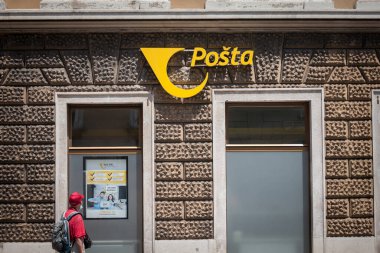ZAGREB, CROATIA - 18 Haziran 2021: Zagreb yerel postanesinde Hrvatska Posta logosu. Hrvatska Posta veya Hırvat Posta, Hırvatistan 'ın posta dağıtım hizmetleri arasında yer alıyor