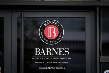 BORDEAUX, FRANCE - 22 Şubat 2022: Barnes Uluslararası Emlak Logosu Bordeaux için ofislerinde. Barnes lüks bir Fransız emlak komisyoncusu.