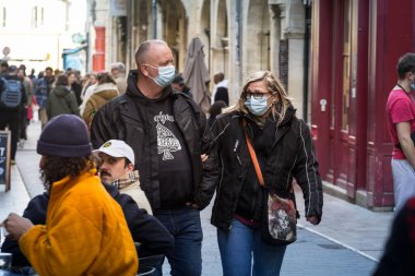 BORDEAUX, FRANCE - 24 FEBRUARY 2022: Koronavirüs kovid 19 sırasında Bordeaux 'da bir sokakta maske takan erkek ve kadın, çift, sevgili seçici bulanıklık