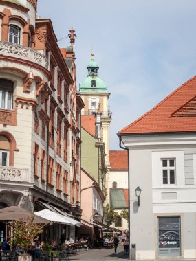 MARIBOR, SLOVENIA - SEPTEMBER 16, 2021: Stolna Zupnija, veya Mariborska stolnica, Maribor katedrali, Maribor 'un merkezindeki Glani Trg Meydanı yakınlarında bir dönüm noktası