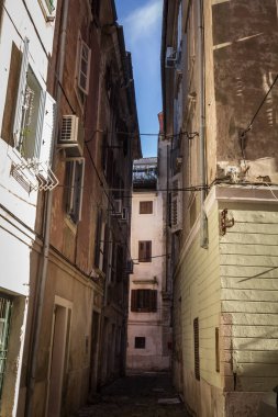 Güneydoğu Avrupa mimarisi, balkonlu antik binaları olan tipik Akdeniz dar sokakları, Adriyatik Denizi 'nin başlıca kentlerinden biri olan Istria' nın eski kenti Pirano 'da yer alıyor.