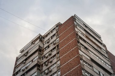 Belgrad 'da çürüyen ve dağılmış durumdaki komünist konut binaları. Bu tür kuleler Sosyalist mimarinin ve Doğu Avrupa 'nın karşı karşıya olduğu ekonomik geçişin bir sembolüdür.