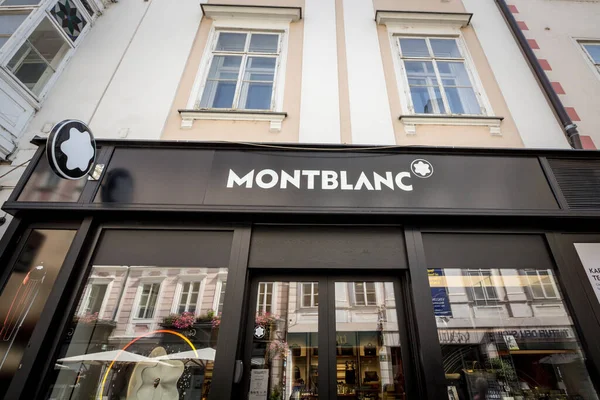 LJUBLJANA, SLOVENIA - 15 Eylül 2021: Montblanc logosu Ljubljana 'daki ana dükkanlarında. Montblanc, lüks yazma aletleri (kalemler), saatler ve mücevherler üreten bir Alman imalatçıdır.