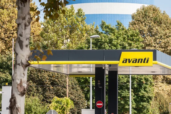 LJUBLJANA, SLOVENIA - 18 Eylül 2021: Ljubljana benzin istasyonlarından birinde Avanti Petrol logosu. OMV 'nin bir parçası olan Avanti, tüm Avrupa' ya yayılmış Avusturyalı bir Mol petrol ve doğalgaz şirketi.