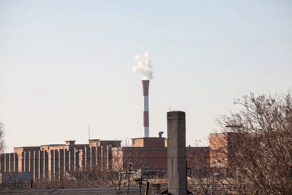 Czerwony Komin Przemysłowy Fabryki Pracującej Uwalniającej Toksyczne Opary Dymy Atmosferze — Zdjęcie stockowe