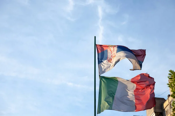 Flags Italy Serbia Waiving Together Pole Serbia Serbia Italy Two — Fotografie, imagine de stoc