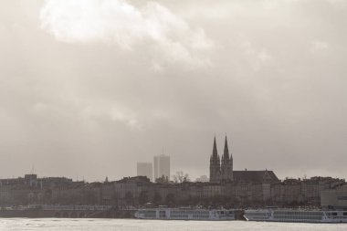Fransa 'nın Bordeaux şehrindeki Garonne rıhtımında (quais de la garonne), Saint Andre Katedrali' nin arkasında kış öğleden sonra günbatımında. Bordeaux, Fransa 'nın güneybatısındaki ana şehirdir.