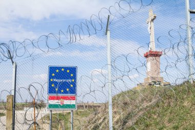 Rastina, Sırbistan - 19 Mart 2016: Rastina (Sırbistan) ile Bacszentgyorgy (Macaristan) arasındaki sınır çiti tarafından engellenen Eu Giriş tabelası, 2015 yılında mültecileri ve göçmenleri durdurmak için inşa edildi