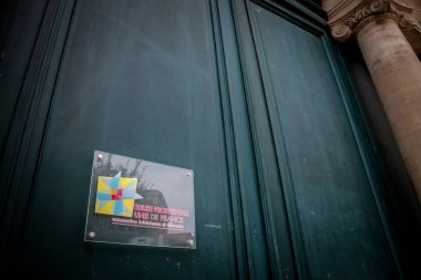 BORDEAUX, FRANCE - 21 FEBRUARY 2022: Eglise Protestante unie de France logosu, Fransa 'nın birleşmiş Fransız Protestan Kilisesi, Bordeaux' daki Tapınak Protestan Kilisesi 'nin önünde