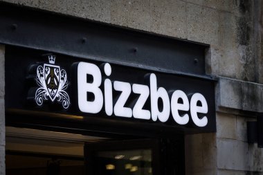 BORDEAUX, FRANCE - 25 Şubat 2022: Bizzbee logosu Bordeaux, BZB veya Bizzbee mağazalarının önünde, erkek, kadın ve gençlere giysi, giyim ve aksesuar satan bir Fransız perakendecisi.