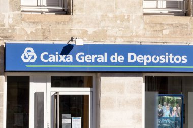 BORDEAUX, FRANCE - 25 Şubat 2022: Caixa Geral de Depositos logosu Bordeaux 'daki yerel ajanslarında. Caixa Geral de Depositos Portekiz 'in devlet bankasıdır.. 