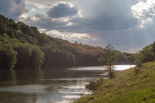 Sırbistan 'ın başkenti Belgrad' ın güneyindeki Barajevo 'nun Duboki Potok Jezero Gölü' ndeki doğal göl manzarası aydınlığa çıkıyor.