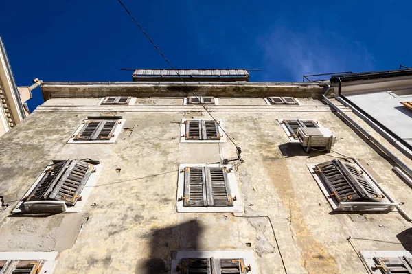 Typical Italian Mediterranean Facade Residential Building Decaying Wooden Shutters Vintage — Photo