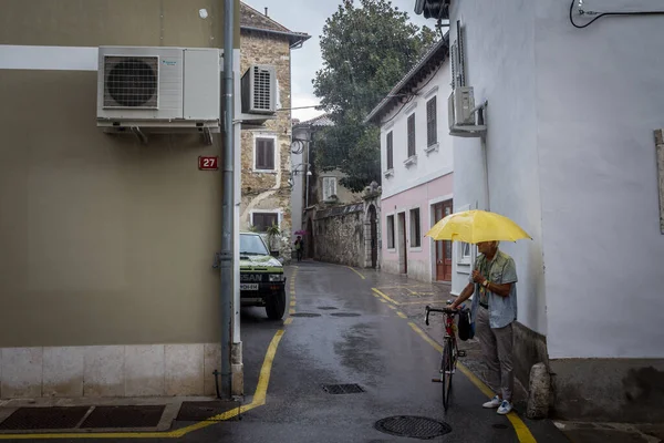Копер Словения Сентября 2021 Старик Велосипедом Зонтиком Стоящим Дождем Улицах — стоковое фото
